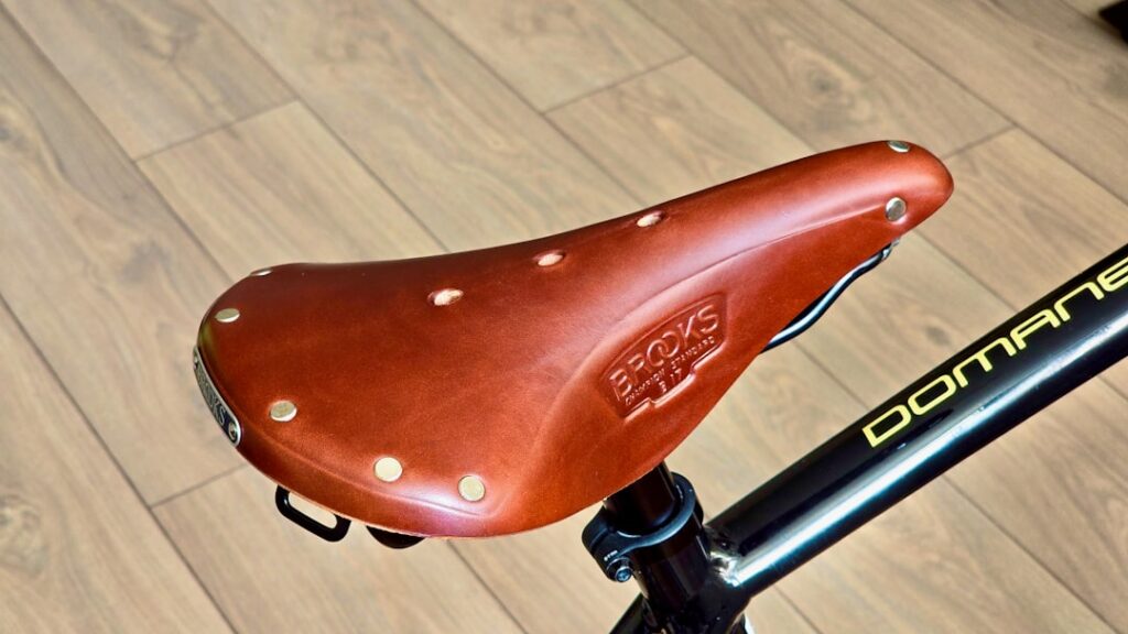 découvrez notre sélection de selles de vélo confortables et performantes, adaptées à tous les types de cyclistes. améliorez votre expérience de conduite avec des designs ergonomiques, des matériaux de qualité et un large choix pour chaque style de vélo.