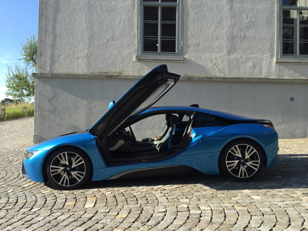 découvrez la bmw i8, une voiture de sport hybride alliant performance et élégance. avec son design futuriste et ses technologies innovantes, la i8 offre une expérience de conduite unique tout en respectant l'environnement.