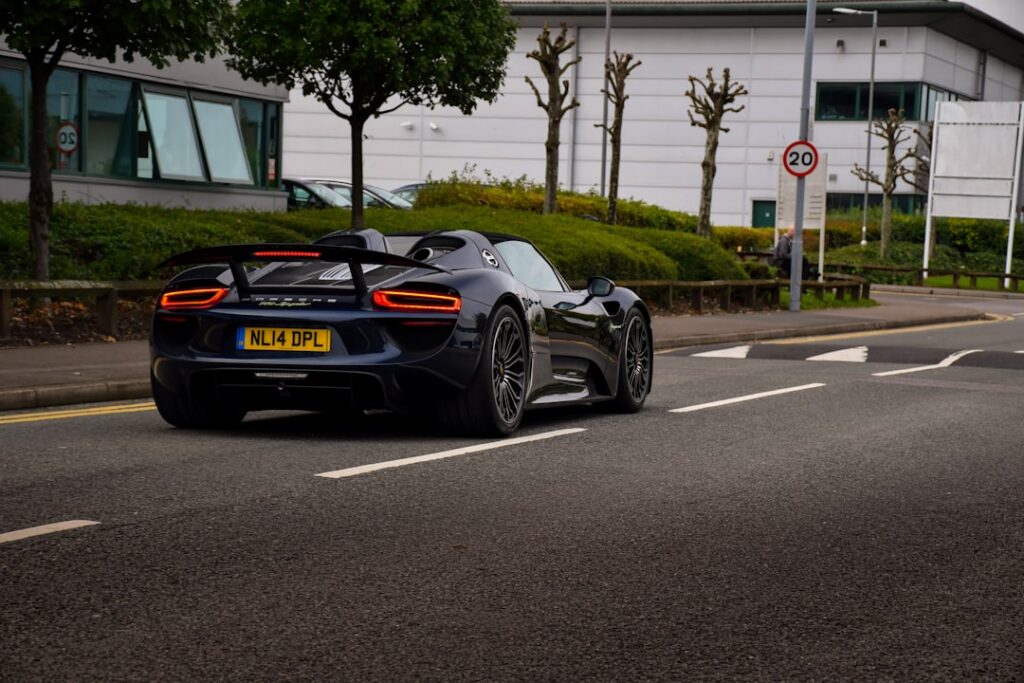 découvrez la porsche 918 spyder, une hypercar hybride alliant performance, technologie de pointe et design élégant. explorez ses caractéristiques sensationnelles, sa puissance remarquable et son expérience de conduite inégalée. plongez dans l'univers fascinant de la vitesse et du luxe avec cette icône automobile.
