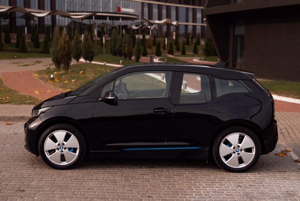 découvrez la bmw i3, une citadine électrique innovante alliant design moderne, performance et respect de l'environnement. profitez d'une expérience de conduite unique avec des technologies de pointe et une autonomie remarquable.