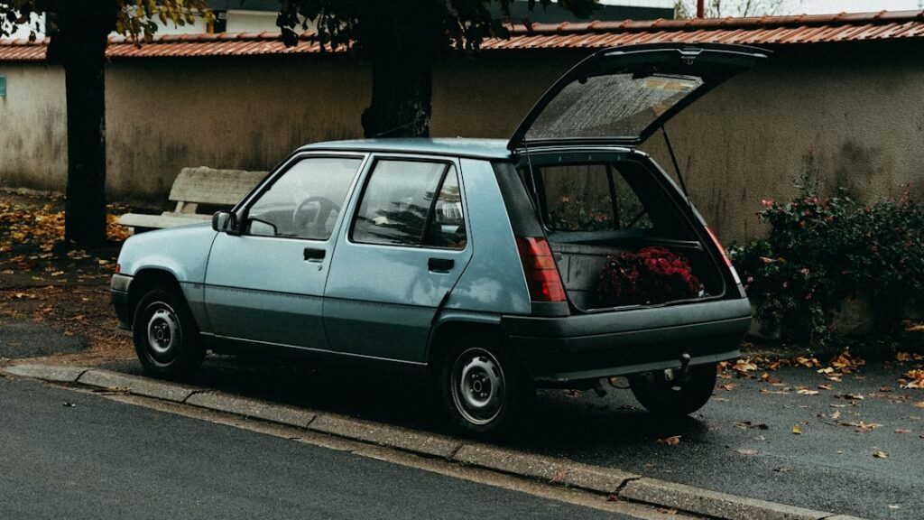 découvrez la citroën e-méhari, une voiture électrique au design iconique alliant style et respect de l'environnement. idéale pour des escapades en plein air, son confort et sa praticité en font le choix parfait pour une conduite urbaine ou de loisirs. embarquez pour de nouvelles aventures avec cette voiture éco-responsable qui ne passe pas inaperçue.