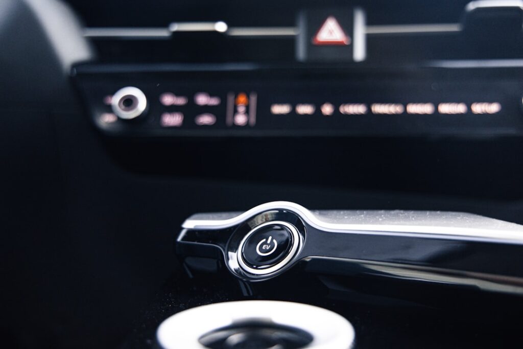 découvrez le kia ev6, le crossover électrique alliant design moderne, performances incontournables et technologies de pointe. profitez d'une autonomie impressionnante et d'une conduite agréable, parfaite pour les villes et les longues distances. explorez le futur de l'électromobilité avec le kia ev6.