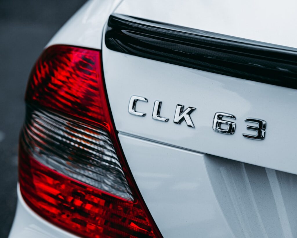 découvrez le lexus ct 200h, une berline hybride alliant élégance, performance et respect de l'environnement. profitez d'une conduite dynamique tout en réduisant votre empreinte carbone grâce à sa technologie avancée.