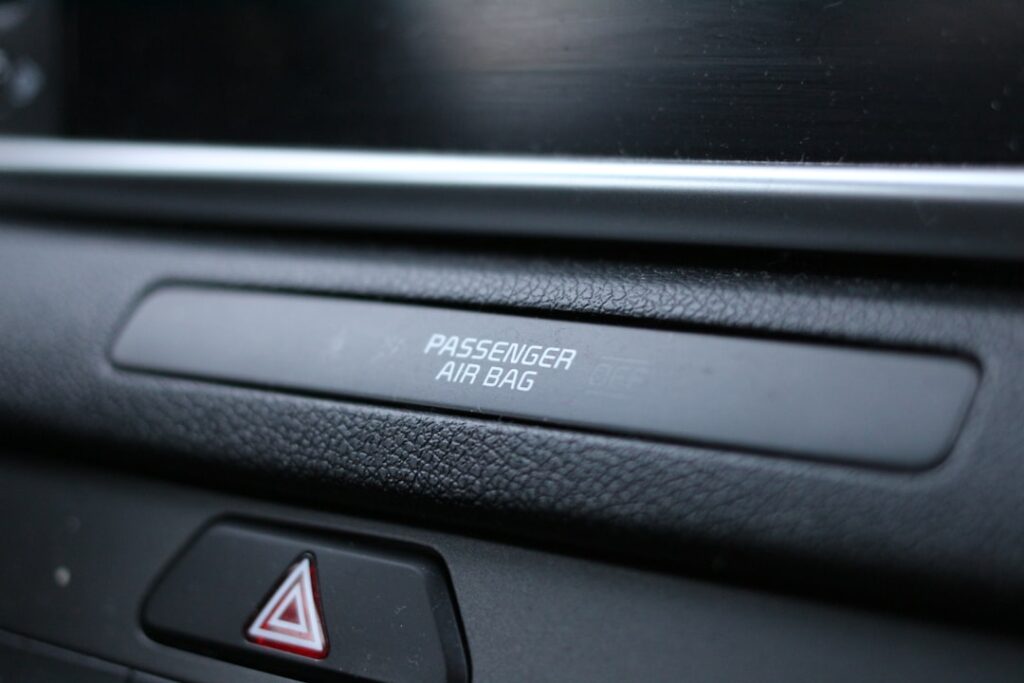 découvrez la peugeot e-208, une voiture électrique alliant design moderne, performance dynamique et technologies avancées. profitez d'une conduite agréable en milieu urbain avec une autonomie impressionnante et des fonctionnalités connectées.