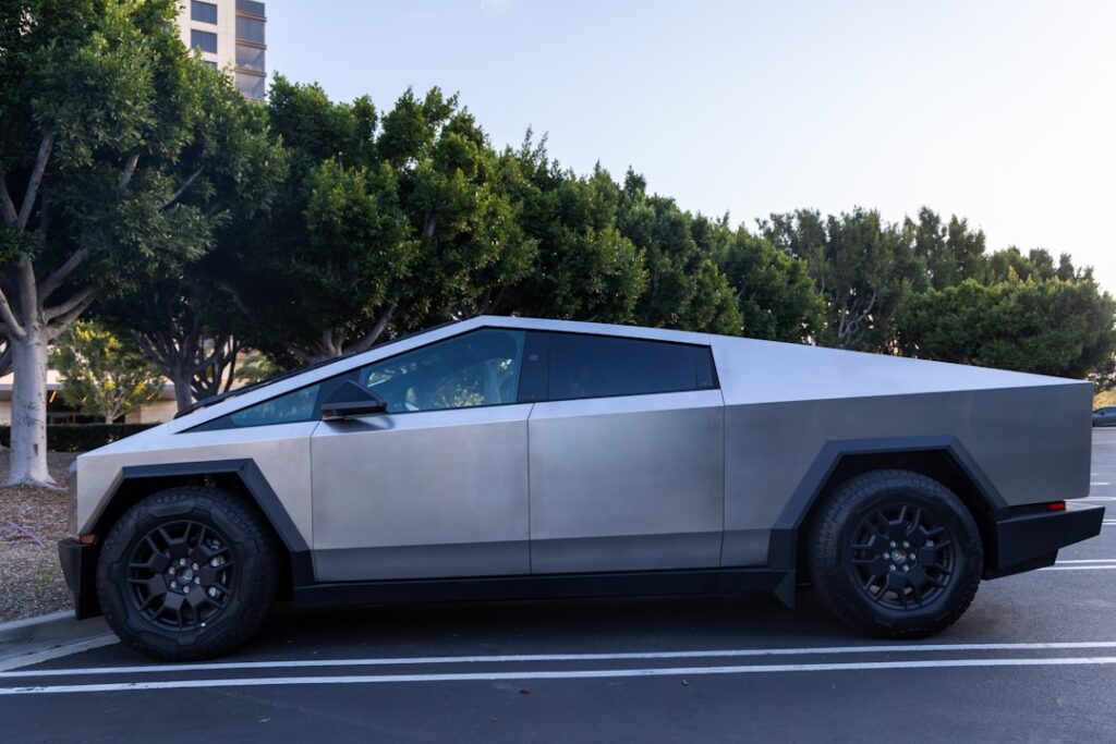 découvrez le tesla cybertruck, un véhicule électrique révolutionnaire au design futuriste alliant performance, résistance et technologie de pointe. parfait pour les aventuriers, il redéfinit les standards du pickup moderne tout en offrant une autonomie impressionnante et des fonctionnalités innovantes.