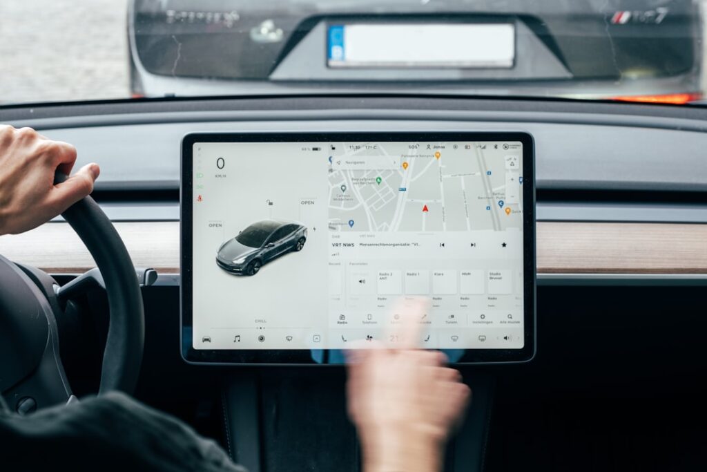 découvrez la tesla model 3, la berline électrique qui allie performance, technologie de pointe et design moderne. profitez d'une conduite agréable avec une autonomie impressionnante et des fonctionnalités de sécurité avancées.