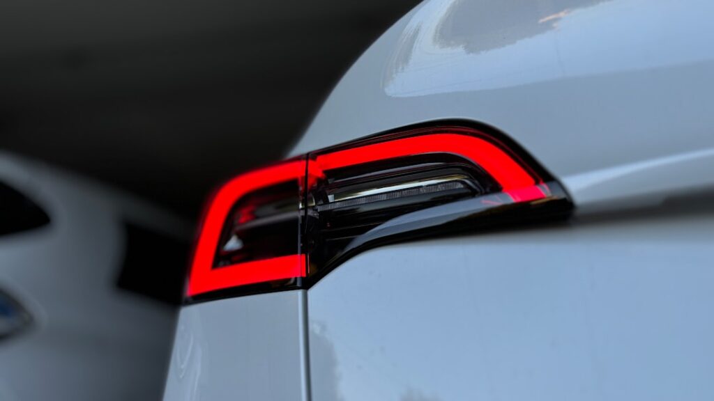 découvrez la tesla model y, le suv électrique alliant performance, sécurité et technologies avancées. avec son design élégant et sa capacité à accueillir toute la famille, la model y redéfinit l'expérience de conduite tout en promouvant une mobilité durable.