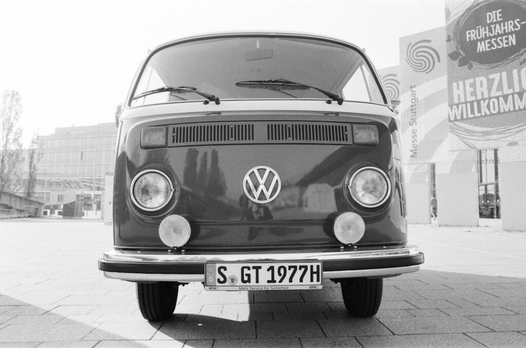 découvrez la volkswagen id.3, une berline électrique révolutionnaire alliant performance, technologie avancée et respect de l'environnement. profitez d'une conduite agréable tout en contribuant à un avenir durable avec cette voiture innovante et connectée.