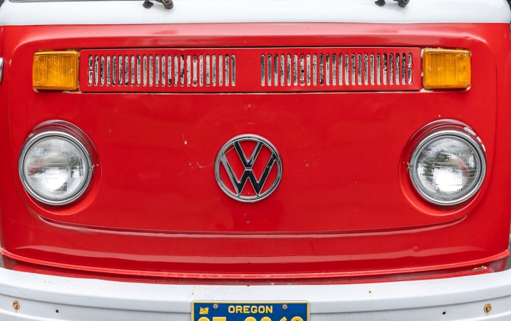 découvrez le volkswagen id.buzz, le van électrique réinventé au design rétro et moderne. alliez confort, technologie de pointe et respect de l'environnement dans ce véhicule emblématique. un voyage durable et stylé vous attend avec l'id.buzz !