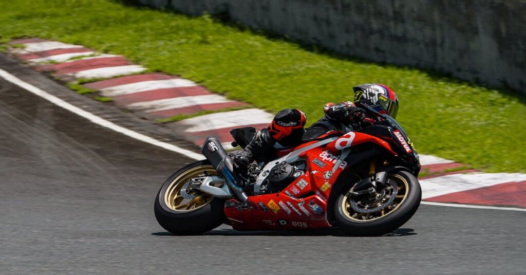 découvrez l'aprilia srv 850, le maxi-scooter puissant au design sportif, offrant confort, performances et technologies de pointe pour des trajets urbains et routiers exceptionnels.