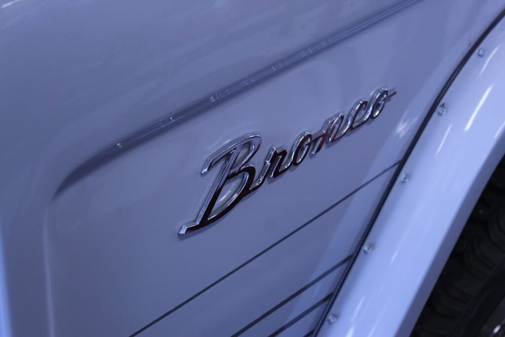 découvrez le bentley bentayga, le suv de luxe alliant élégance, performance et technologie avancée. profitez d'un confort exceptionnel et d'une conduite raffinée à bord de ce véhicule prestigieux.
