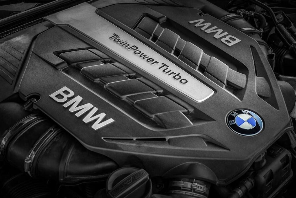 découvrez la bmw m5 plug-in hybrid : une berline sportive alliant performances exceptionnelles, élégance et motorisation hybride rechargeable pour une expérience de conduite innovante et éco-responsable.