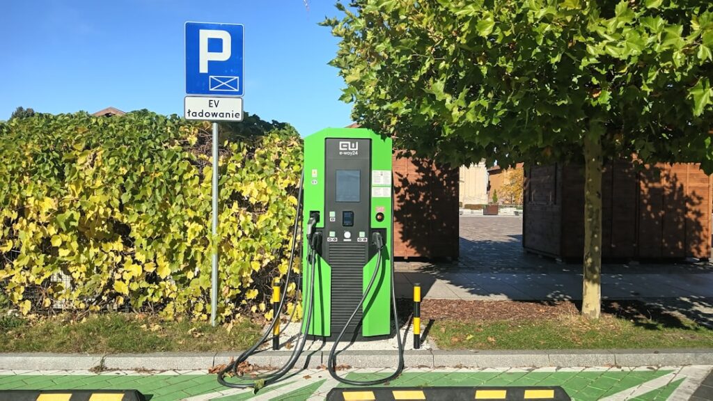 découvrez tout sur les stations de recharge pour véhicules électriques : types, localisation, tarifs et conseils pour recharger facilement votre voiture partout en france.