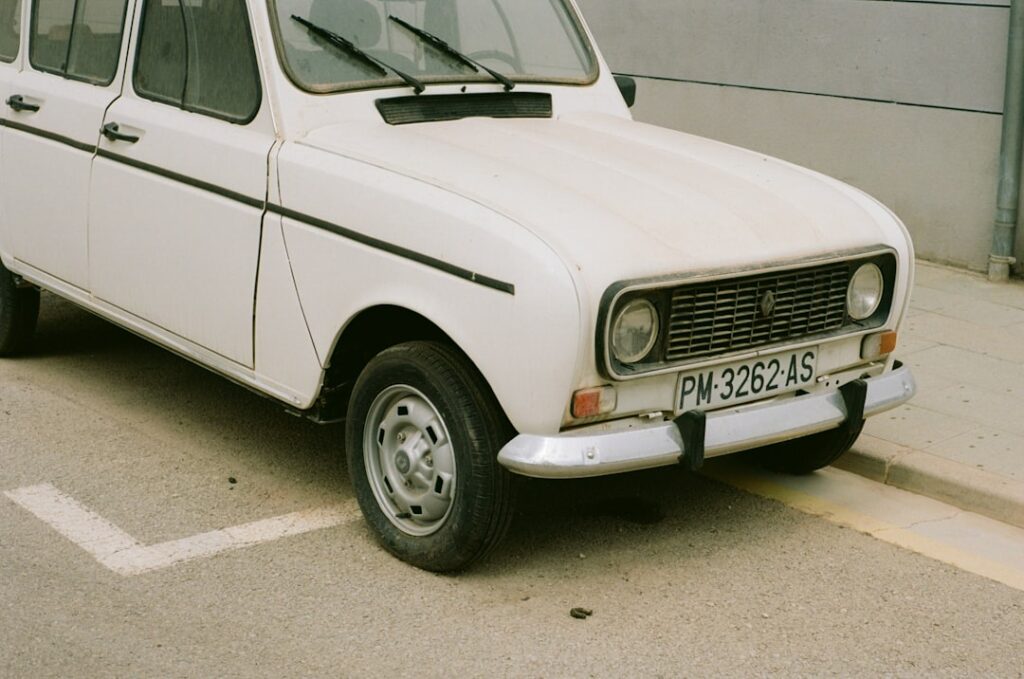 découvrez la citroën ami, la voiture électrique urbaine accessible à tous. compacte, sans permis, elle est idéale pour les déplacements en ville, écologique et économique. profitez d’une mobilité innovante et pratique au quotidien.