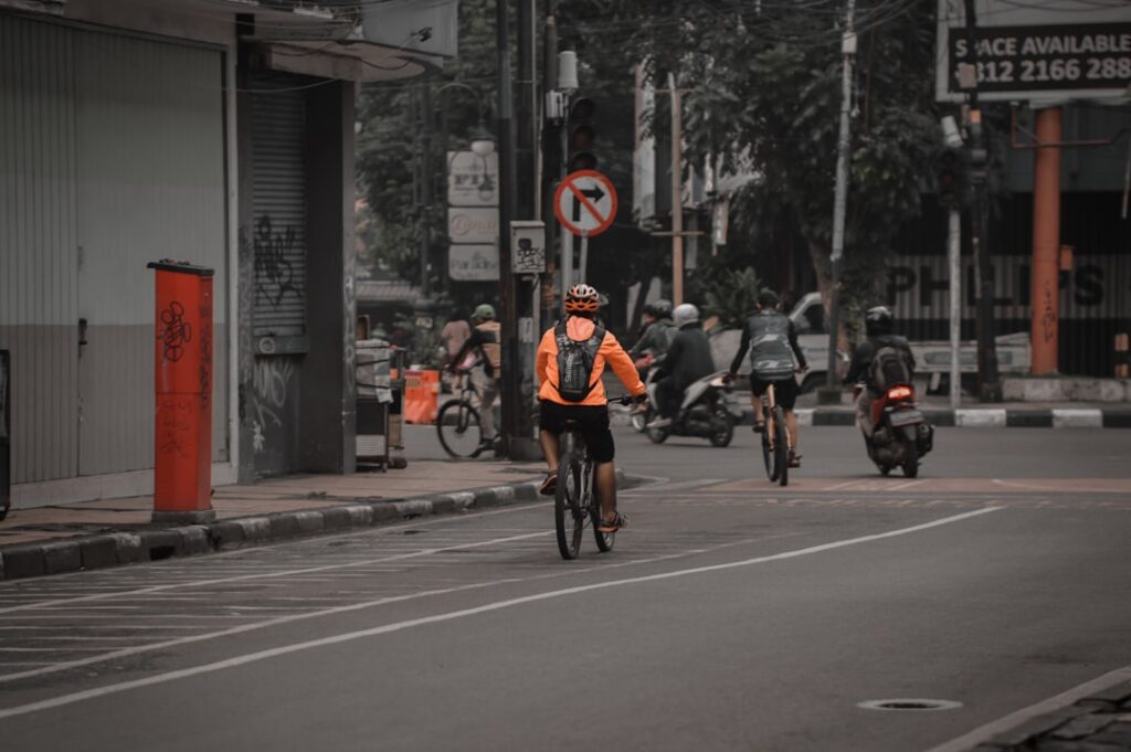 découvrez comment choisir la meilleure musique pour le cyclisme tout en garantissant votre sécurité sur la route. conseils, playlists et précautions pour pédaler en toute sérénité.