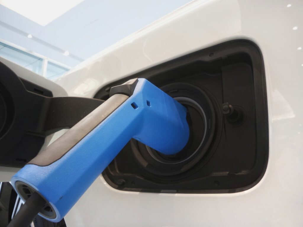 découvrez tout sur les voitures électriques : avantages, fonctionnement, autonomie et conseils pour bien choisir votre véhicule électrique en 2024.