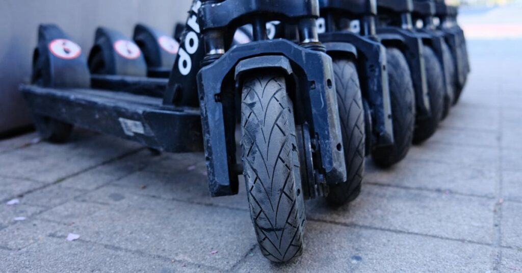 découvrez notre sélection de trottinettes électriques : design modernes, performances fiables et autonomie adaptée à tous vos déplacements urbains. trouvez le modèle idéal pour allier mobilité et écologie au quotidien.