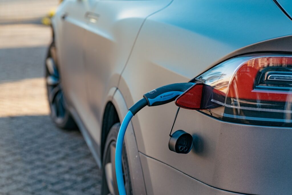 découvrez tout ce qu'il faut savoir sur les véhicules électriques : avantages, fonctionnement, autonomie, coûts et actualités pour faciliter votre transition vers une mobilité durable.