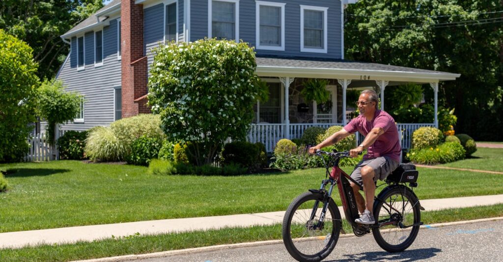 découvrez le vélo électrique pliant : pratique, léger et facile à transporter. idéal pour vos déplacements urbains, il allie confort, autonomie et gain de place. essayez-le dès aujourd'hui !