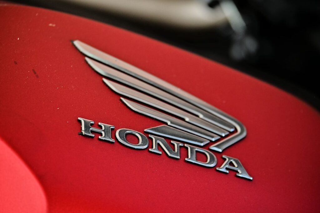 découvrez la honda e, la citadine électrique alliant design moderne, technologies innovantes et conduite urbaine écoresponsable. explorez son autonomie, ses équipements et ses performances uniques.