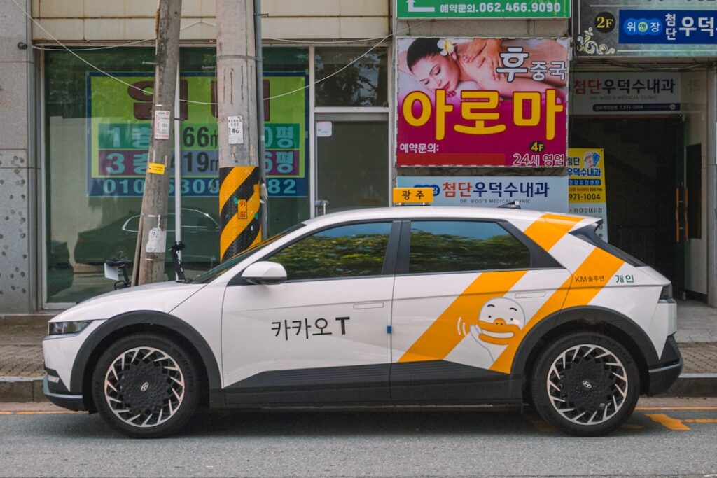 découvrez le hyundai kona electric, un suv 100% électrique alliant design moderne, autonomie impressionnante et technologies innovantes. profitez d'une conduite écologique et dynamique avec ce véhicule parfaitement adapté à la ville comme à la route.