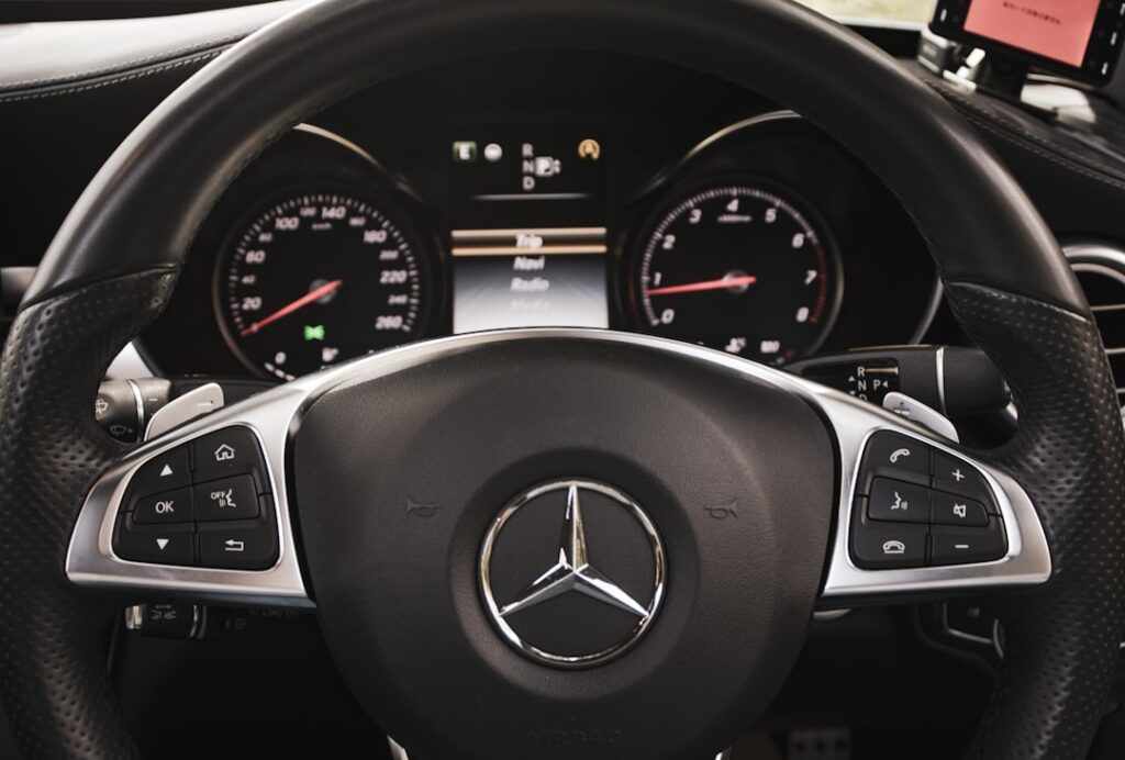 découvrez la mercedes eqa, le suv 100% électrique alliant performance, élégance et technologies innovantes. explorez son design moderne, son autonomie remarquable et profitez d'une expérience de conduite exclusive.