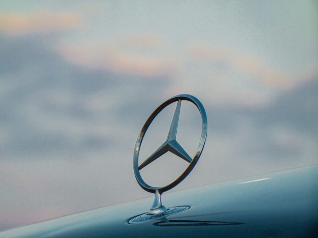 découvrez la mercedes eqa, le suv compact 100% électrique alliant élégance, performance et technologies innovantes. explorez son autonomie, son design moderne et ses équipements haut de gamme.