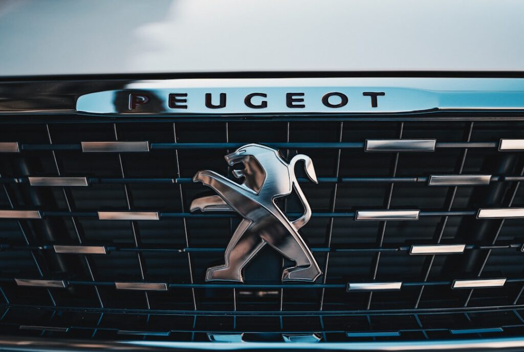découvrez la peugeot e-3008 : suv électrique dernière génération, alliant design dynamique, autonomie étendue et technologies innovantes pour une expérience de conduite unique. idéal pour la ville comme pour les longs trajets.