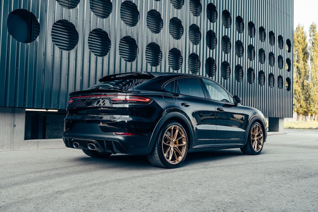découvrez le porsche cayenne, un suv de luxe alliant performances sportives, design raffiné et technologies innovantes. explorez ses caractéristiques, motorisations puissantes et confort haut de gamme pour une expérience de conduite unique.