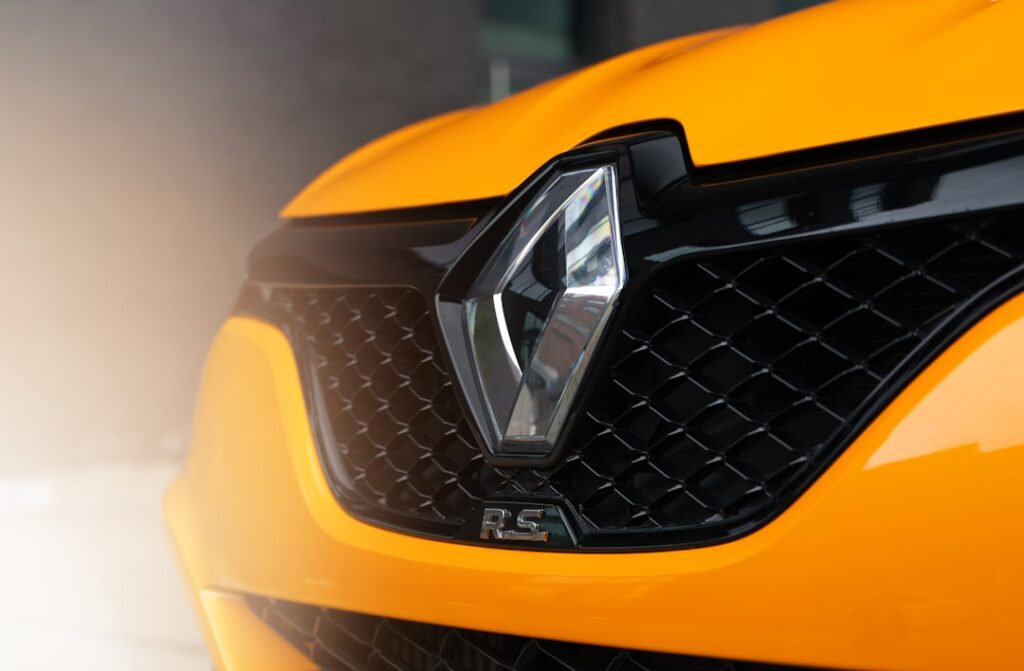 découvrez la renault r5 électrique : une icône réinventée avec un design rétro et des technologies modernes. profitez d’une conduite 100% électrique, écologique et accessible, idéale pour la ville comme pour la route.