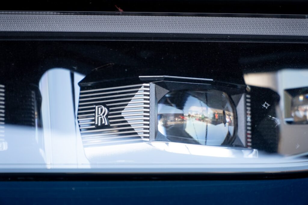 découvrez la rolls-royce spectre, le nouveau coupé de luxe 100% électrique alliant technologie de pointe, élégance raffinée et performances exceptionnelles. explorez son design sophistiqué, ses innovations et son confort inégalé.