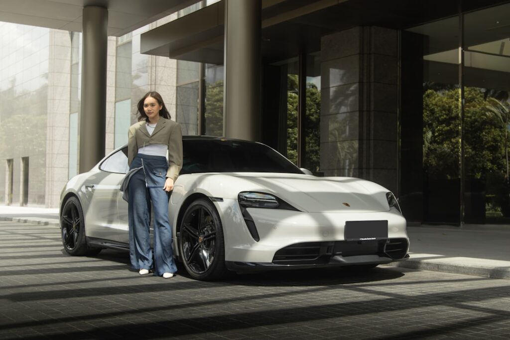 découvrez la taycan, la berline 100% électrique de porsche. alliant performance, design élégant et technologies innovantes, la taycan offre une expérience de conduite unique et responsable. en savoir plus sur ses caractéristiques et son autonomie exceptionnelle.