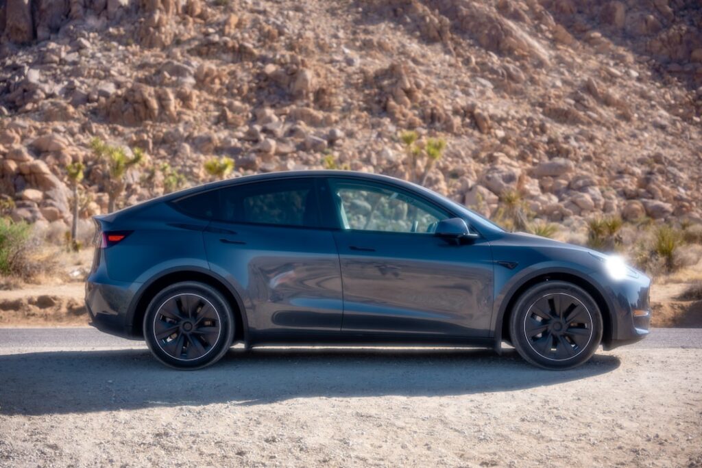 découvrez la tesla model y, le suv 100% électrique qui allie performance, autonomie et sécurité. profitez d'une conduite innovante, d'un espace généreux et de technologies avancées pour tous vos trajets.