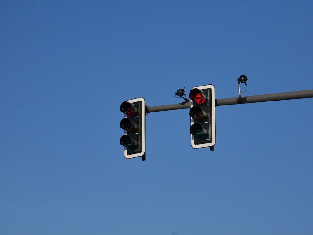 découvrez l'utilité et le fonctionnement des feux de signalisation (clignotants) pour une conduite plus sûre. apprenez comment bien les utiliser et respecter le code de la route.