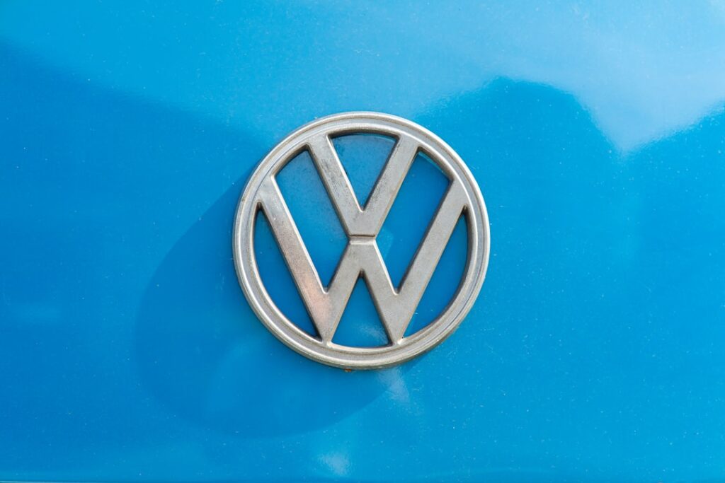 découvrez la volkswagen e-up!, la citadine 100% électrique idéale pour la ville. profitez d’une conduite silencieuse, économique et respectueuse de l’environnement avec une autonomie adaptée à vos trajets quotidiens. informations, avis et photos de la volkswagen e-up!
