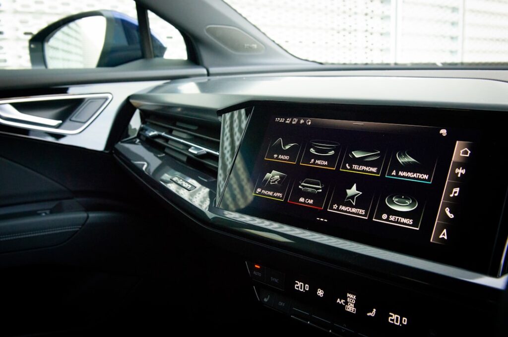 découvrez l'audi q4 e-tron : un suv 100% électrique alliant design innovant, performance et technologie avancée. profitez d'une mobilité durable sans compromis sur le confort et l'autonomie. en savoir plus sur ce véhicule électrique signé audi !