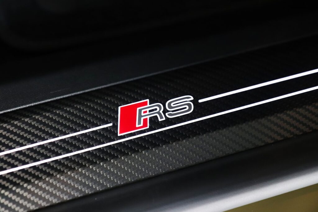 découvrez l'audi r8 e-tron, la supercar 100% électrique alliant performance, design innovant et technologies de pointe. expérimentez le plaisir de conduite durable signé audi.