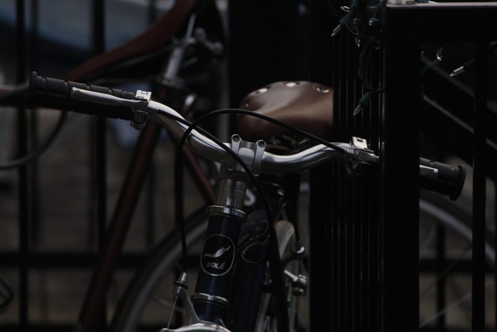 découvrez notre pompe à vélo efficace et facile à utiliser, idéale pour gonfler rapidement tous types de pneus de vélos. compacte, solide et légère, elle vous accompagne lors de toutes vos sorties cyclistes. profitez d’un gonflage rapide et sans effort !