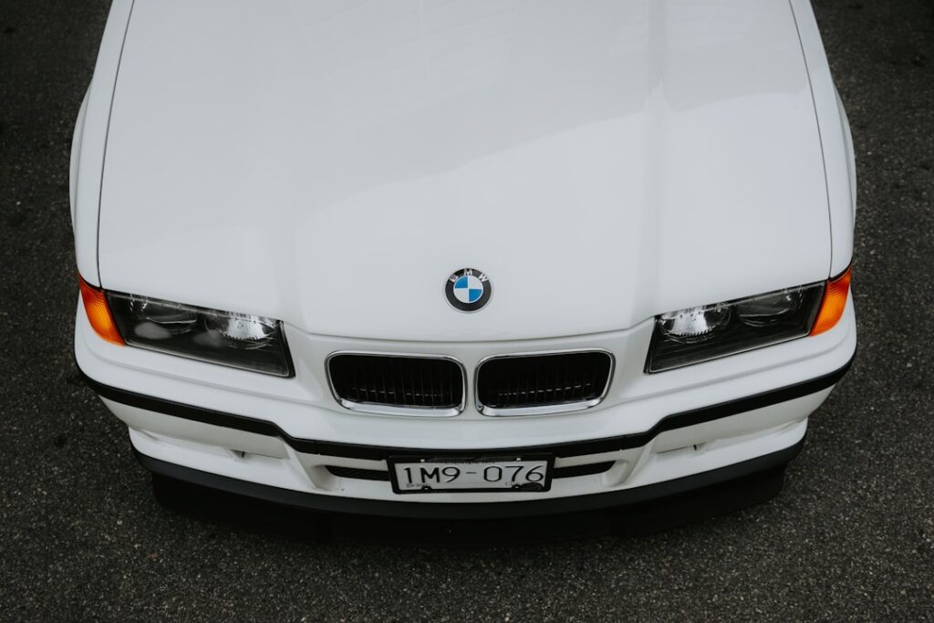 découvrez les bmw 320e et 330e : des berlines hybrides alliant performance, efficacité énergétique et élégance. comparez leurs caractéristiques, avantages et technologies pour choisir le modèle idéal.
