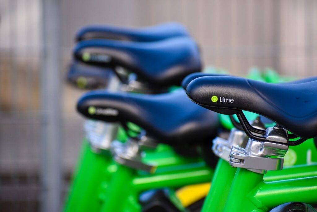 découvrez tout ce qu'il faut savoir sur les tarifs des vélos électriques : prix moyens, aides, astuces pour bien choisir et économiser sur votre prochain achat de vélo électrique.