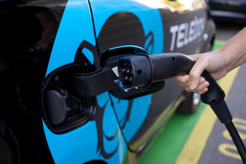 découvrez tout ce qu'il faut savoir sur les voitures électriques : avantages, fonctionnement, autonomie, coût et conseils pour choisir le modèle qui vous convient. passez à la mobilité durable dès aujourd'hui !