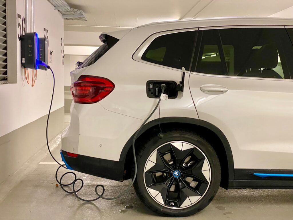 découvrez la durée de vie des batteries de véhicules électriques, les facteurs qui l'influencent et des conseils pour prolonger leur performance au quotidien.