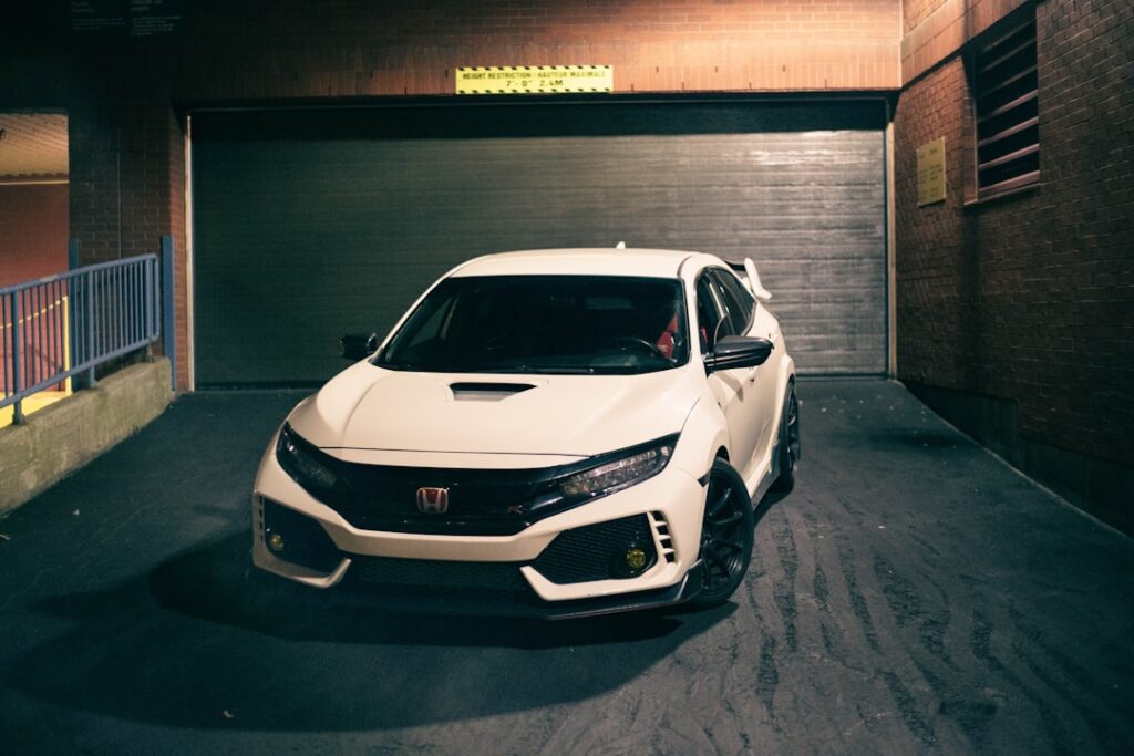 découvrez la honda e, la citadine électrique innovante au design futuriste, offrant confort, technologie avancée et une conduite urbaine agile. explorez ses caractéristiques et laissez-vous séduire par une nouvelle expérience de mobilité.