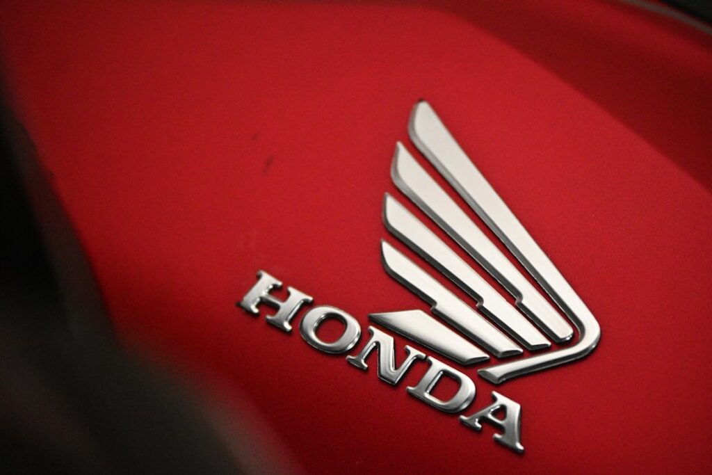 découvrez la honda jazz hybrid : une citadine polyvalente, économique et respectueuse de l’environnement, offrant une conduite fluide, un design moderne et des technologies innovantes pour un confort optimal au quotidien.