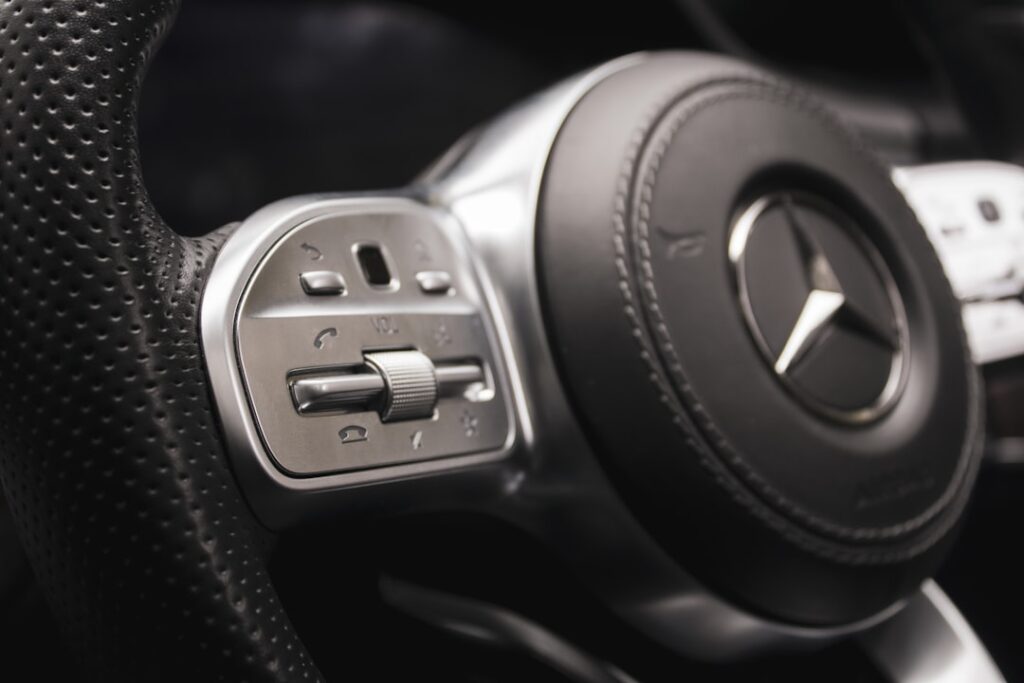 découvrez la mercedes a-class : une berline compacte élégante, dotée des dernières technologies, d'un design raffiné et de performances exceptionnelles. idéale pour la ville et les longs trajets.