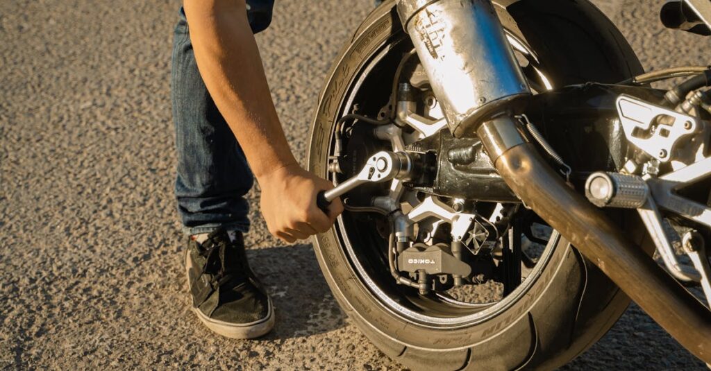 découvrez nos conseils pratiques pour l'entretien de votre moto : guide complet sur la maintenance, les vérifications essentielles et les astuces pour prolonger la durée de vie de votre deux-roues.