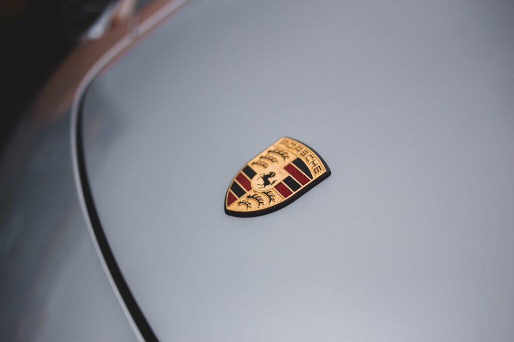 découvrez le porsche macan électrique : un suv sportif alliant puissance, technologie de pointe et conduite zéro émission. explorez ses performances et son autonomie exceptionnelles dès maintenant.