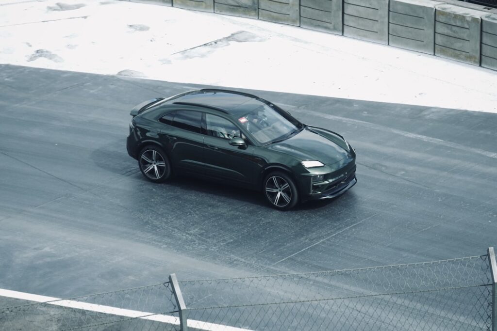 découvrez le nouveau porsche macan électrique : un suv haut de gamme alliant performance, design élégant et technologies innovantes pour une expérience de conduite zéro émission.