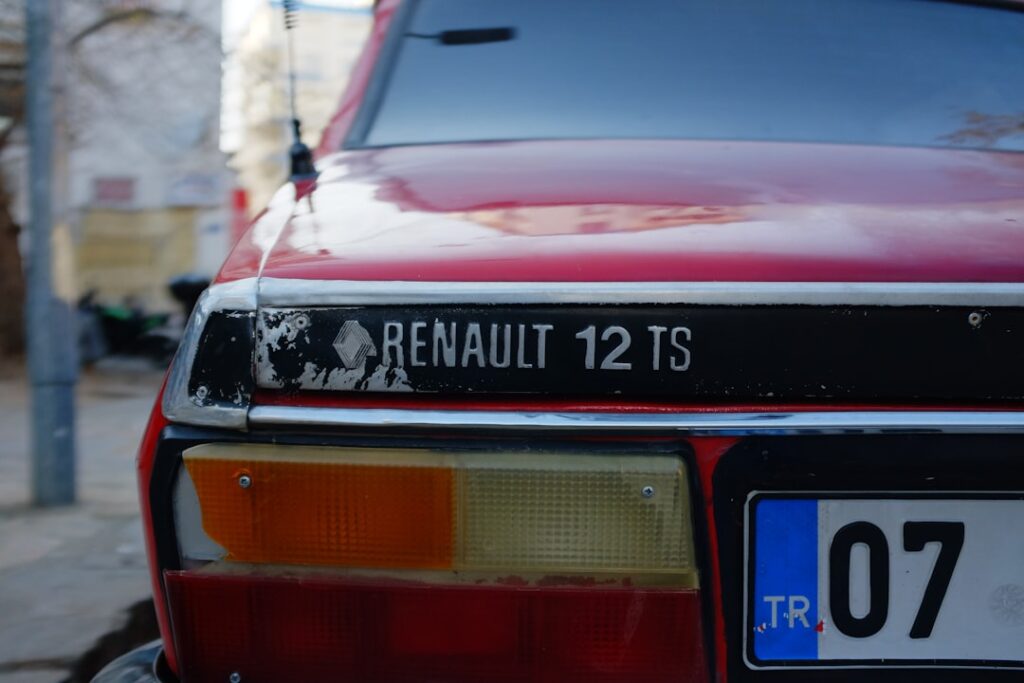 découvrez la renault fluence ze, la berline 100% électrique offrant confort, autonomie et performances écologiques. idéale pour les trajets urbains et périurbains, profitez d'une expérience de conduite silencieuse et innovante.