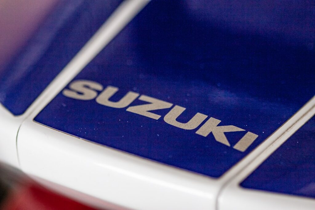 découvrez la suzuki swift sport hybrid : une citadine sportive alliant dynamisme, design moderne et faible consommation grâce à sa motorisation hybride. idéale pour une conduite urbaine performante et écologique.